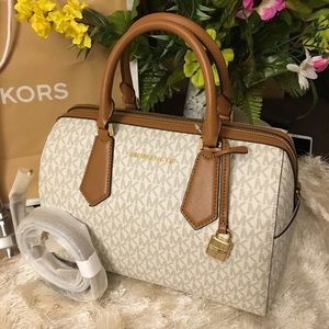 ☘️🌸 Michael Kors LG duffle bag 🌸☘️